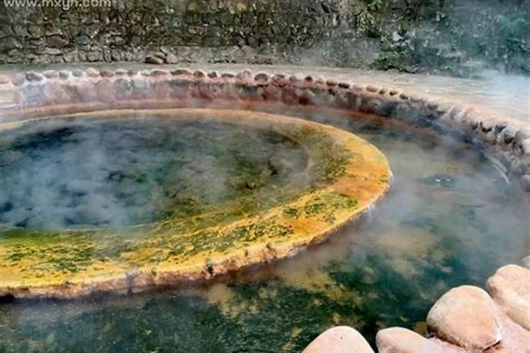 梦见坟前有泉眼冒水