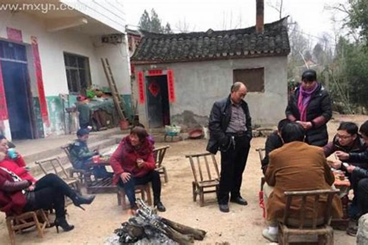 老人梦见家里来了很多人？