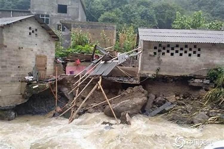 梦见洪水泛滥房屋垮塌
