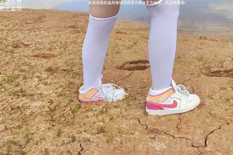梦见穿着白色袜子在地上走