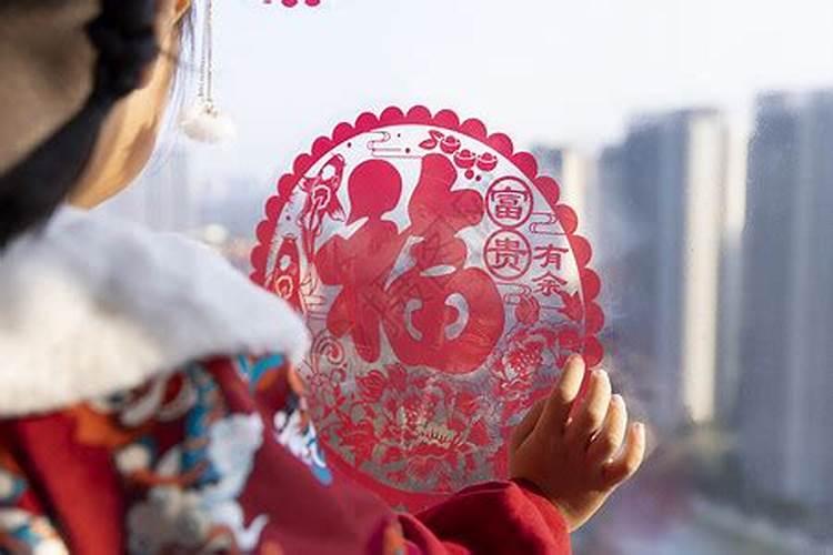 正月初一习俗贴窗花