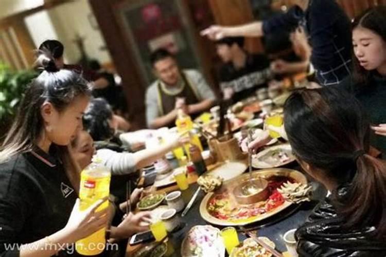 梦见和别人一起吃金昌鱼