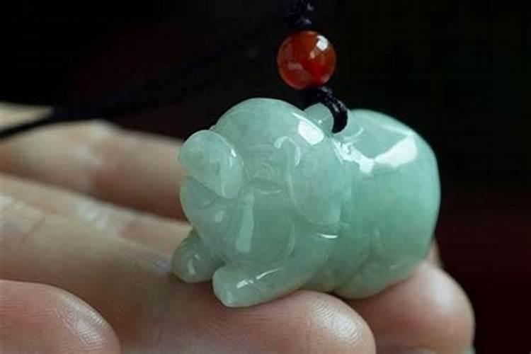 猪生肖犯太岁带什么生肖饰品？