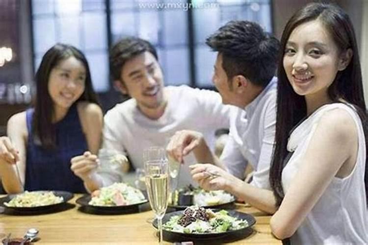 梦见两人一起吃饭什么预兆？