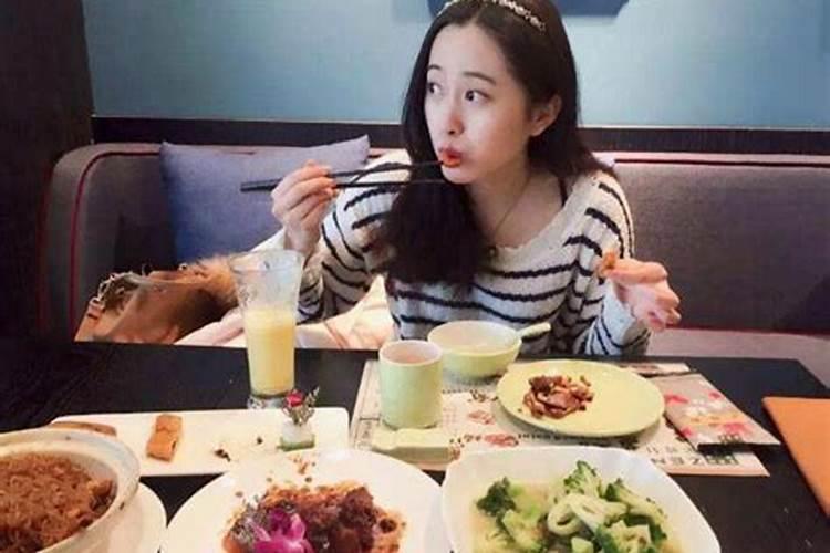 梦见吃饭是啥意思啊女人？