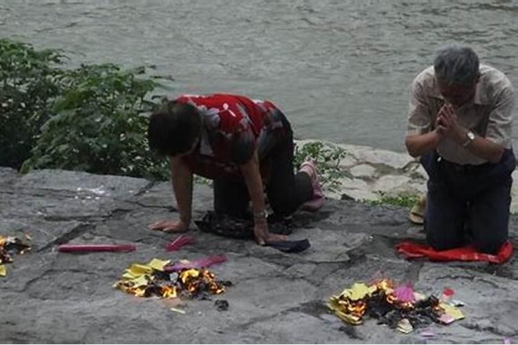 男人鬼节烧纸