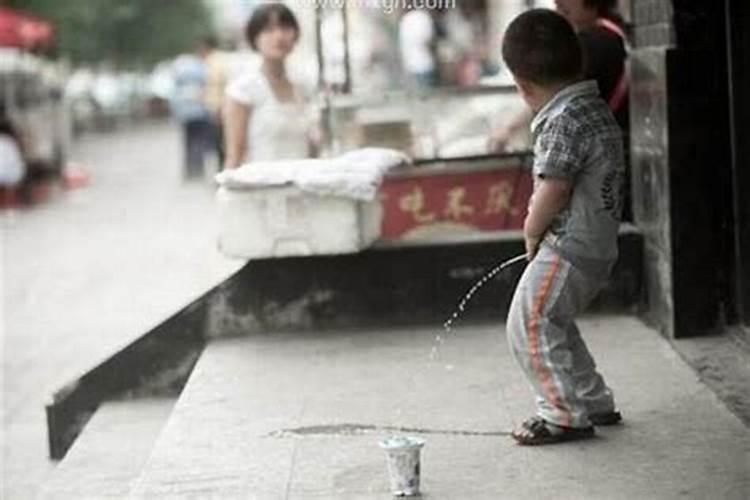 梦见男孩子撒尿是什么意思？