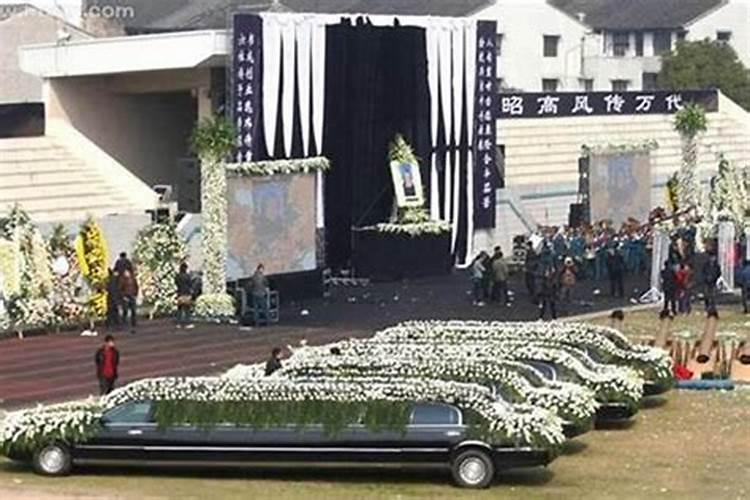 梦见亲人的葬礼特别隆重