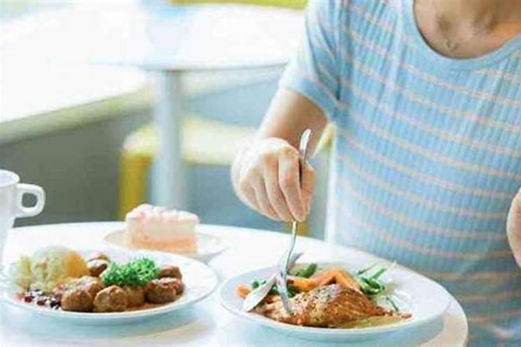 梦见跟死人在一起吃饭是什么意思？