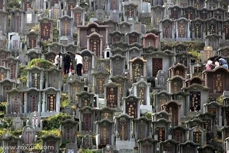 梦见墓地和墓碑还下雨是什么？