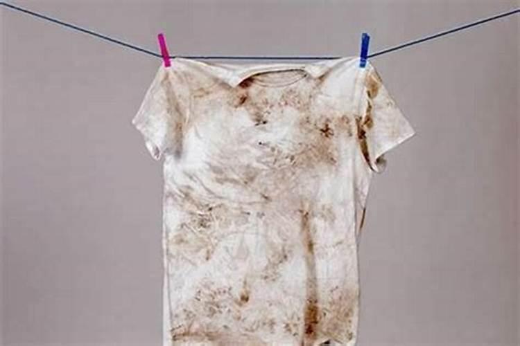 梦到上厕所弄衣服上