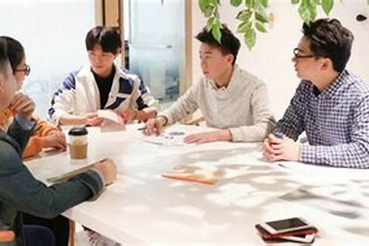 梦到很多人在一起开会？