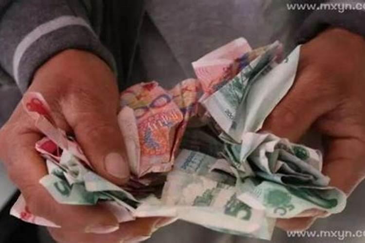 梦见别人捡钱分给我