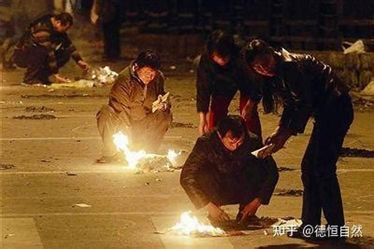 除夕烧纸祭拜