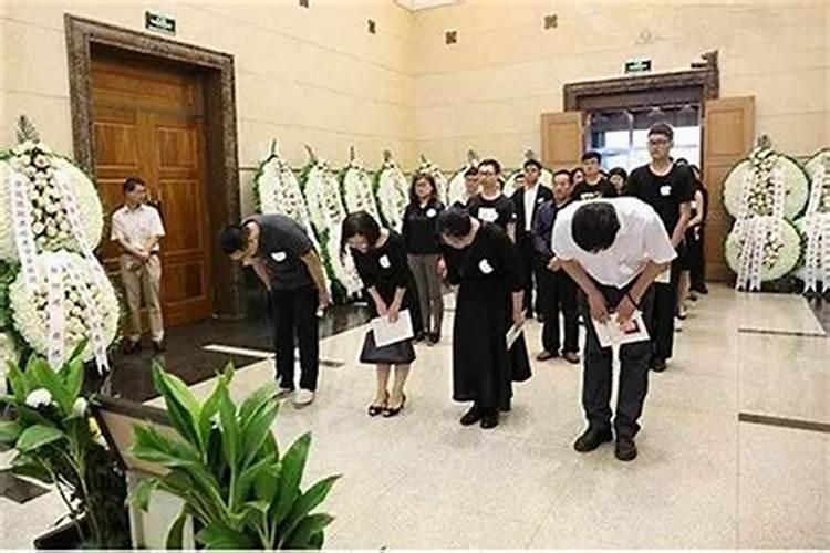 为死去的父亲做功德