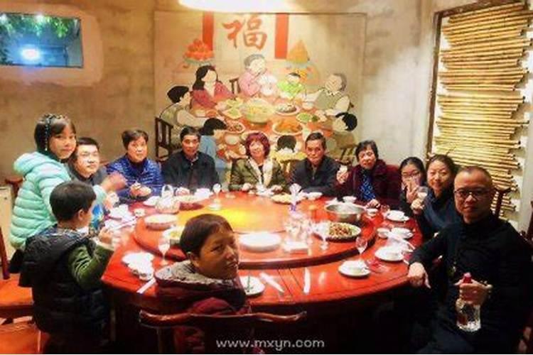 梦见很多人在一起吃饭什么意思？