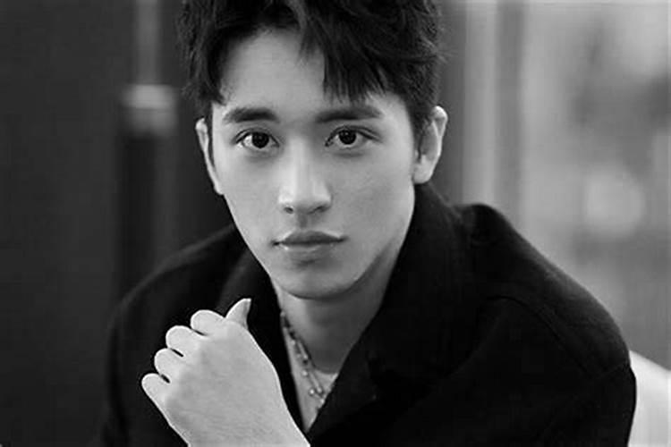 水瓶男的长相特征