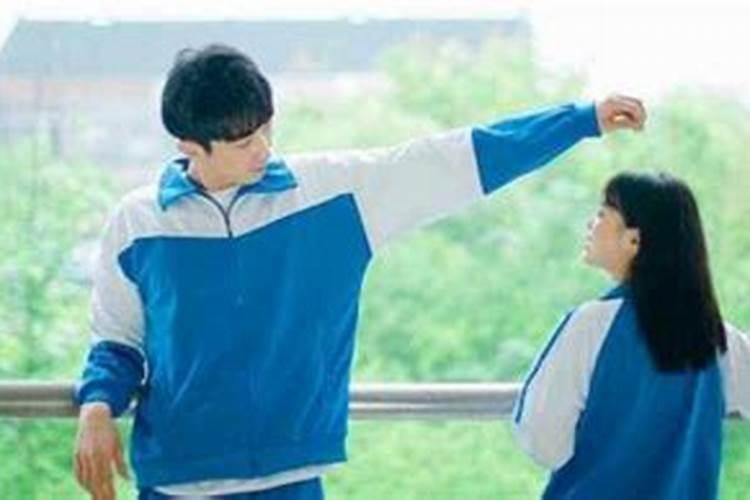 男生看到自己喜欢的女生会怎样