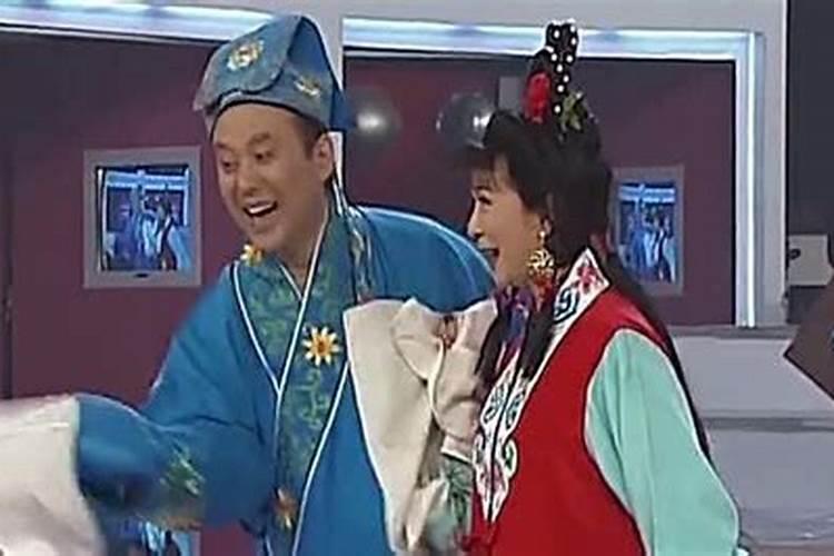 男人说家里的红旗不倒，外面可以彩旗飘飘