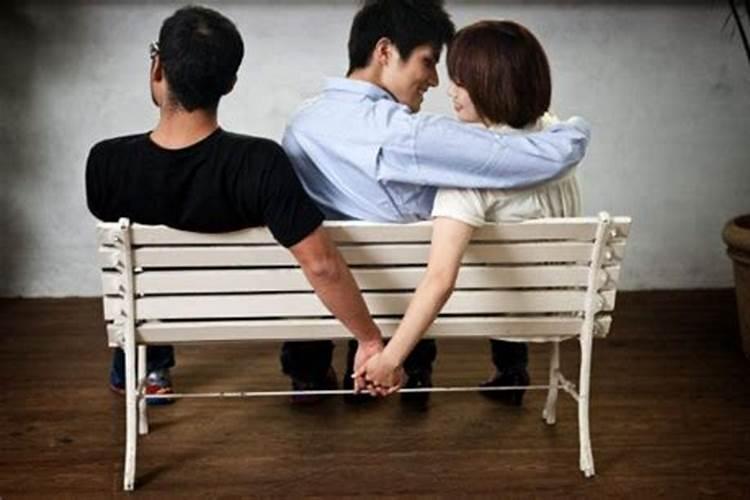 女人出轨不想离婚也舍不得情人怎么办