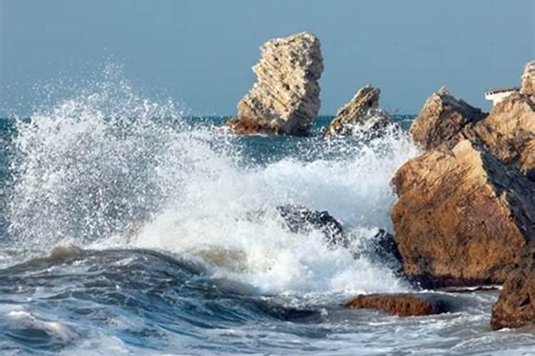 梦见大海波涛汹涌淹没大地