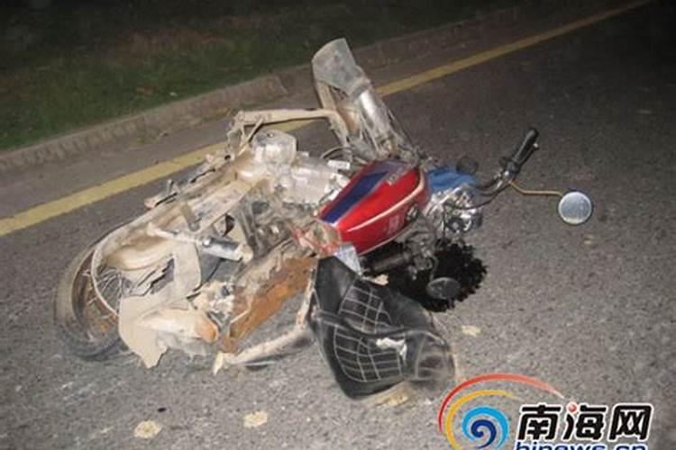 梦见骑摩托车被撞倒