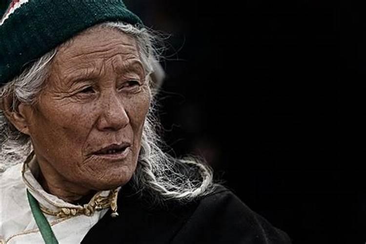 梦见和老人在一起是什么意思？