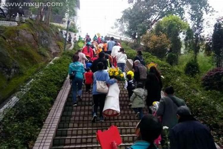 梦见上坟祭祖是什么意思啊？