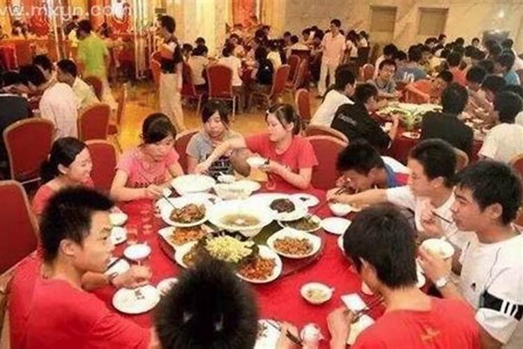梦见很多人一起吃饭什么预兆呢？