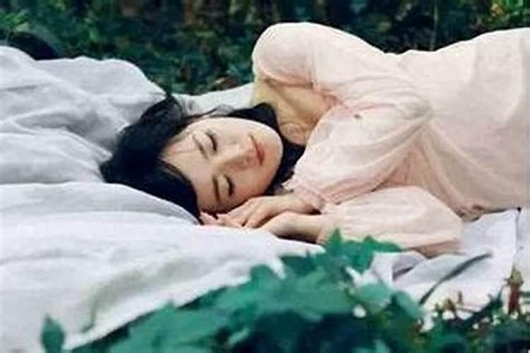 梦见女人主动投怀抱我