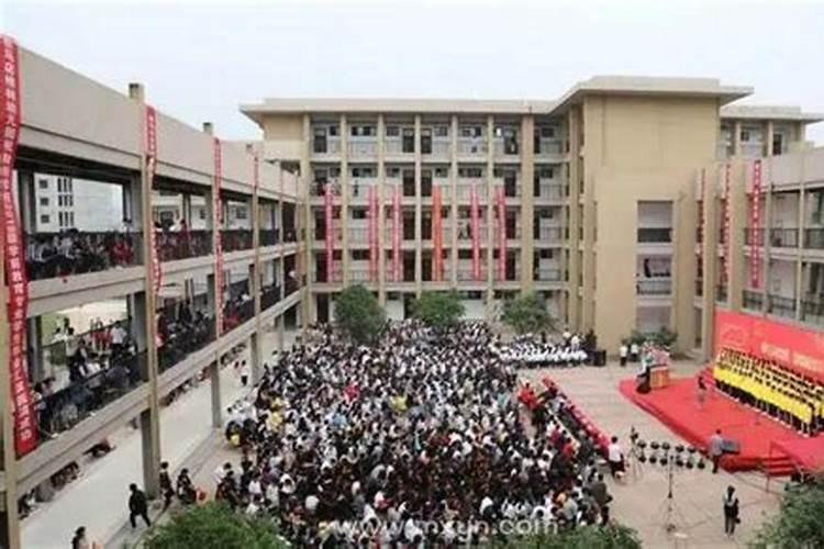 梦见去学校见到很多人？