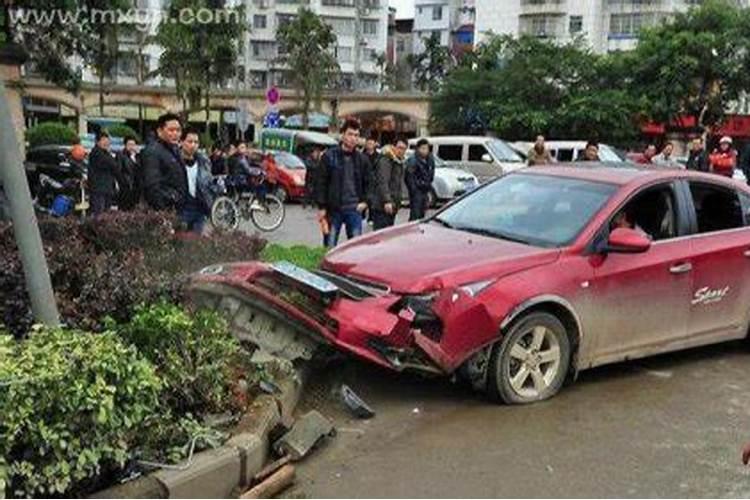梦见看到别人出车祸了是什么意思？