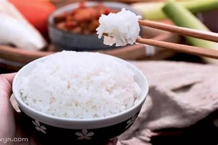 梦见吃米饭代表什么？