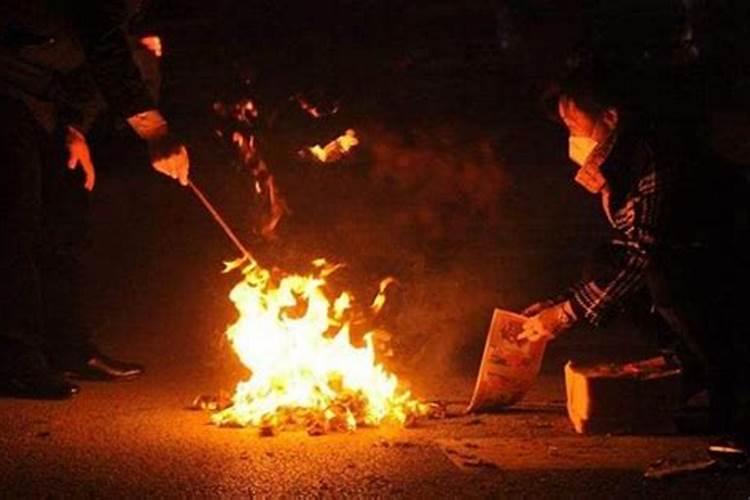 寒衣节在十字路口上坟