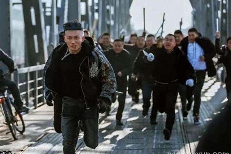 梦见女人追我我拼命逃