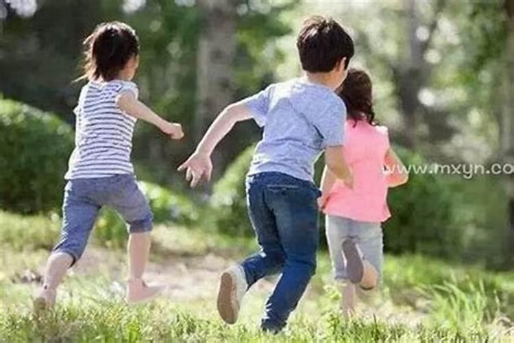 梦见儿子小时候可爱的样子让我碰