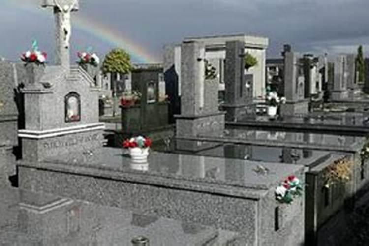 梦见墓地好多人在埋死人的东西？