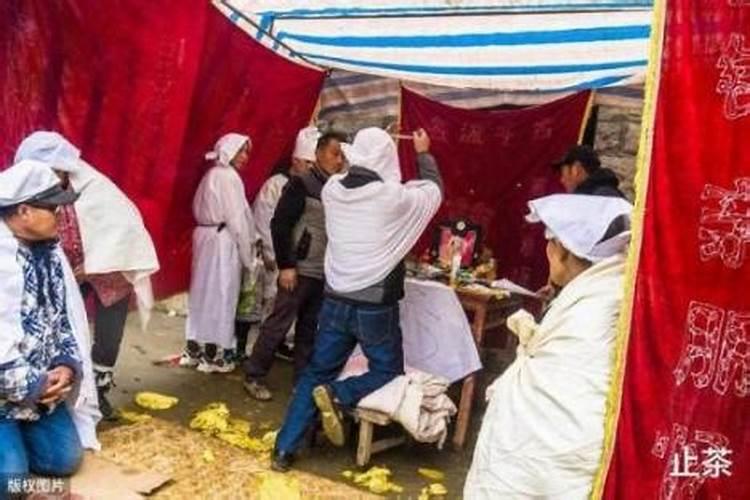 梦见活人死了还办丧事是什么意思？