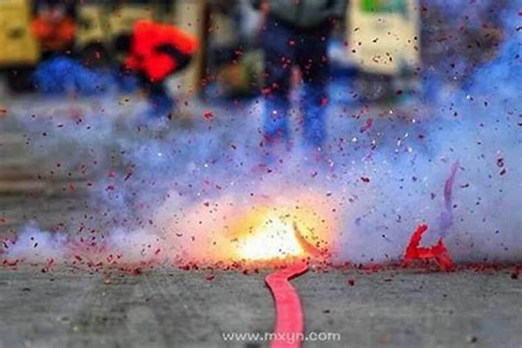 梦见放鞭炮有什么兆头呢？