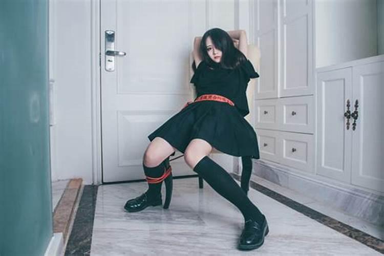 梦见穿黑衣服人拿绳子困我