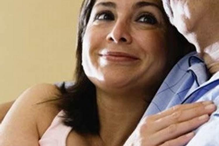 梦到老婆和别的男人抱在一起