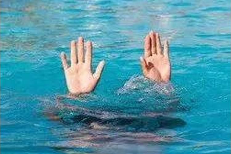 梦见弟弟跳河游泳淹死了