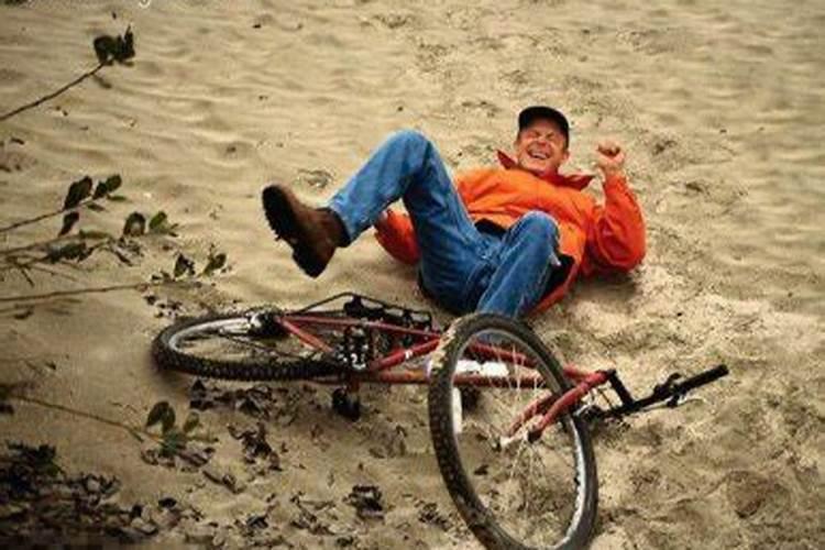 梦见骑车摔倒的原因