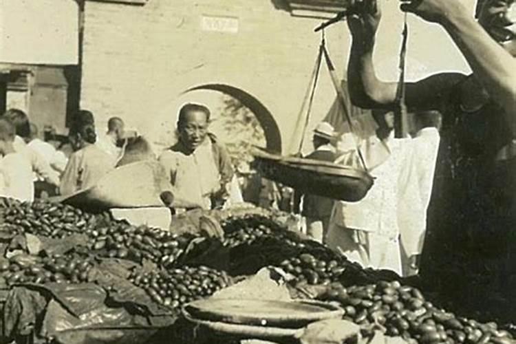 七月十五祭祖人背影