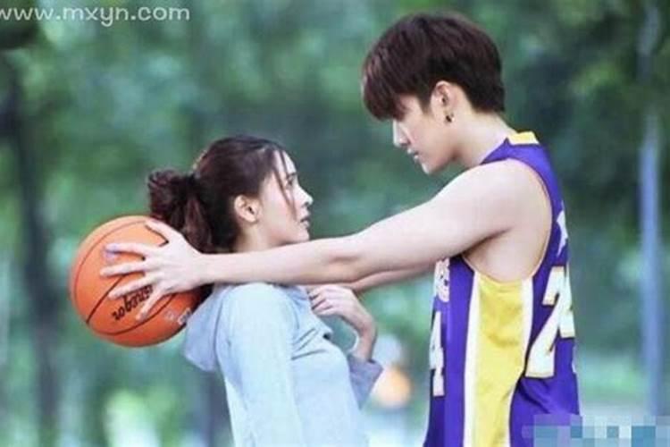 梦见前女友和别人在一起亲热