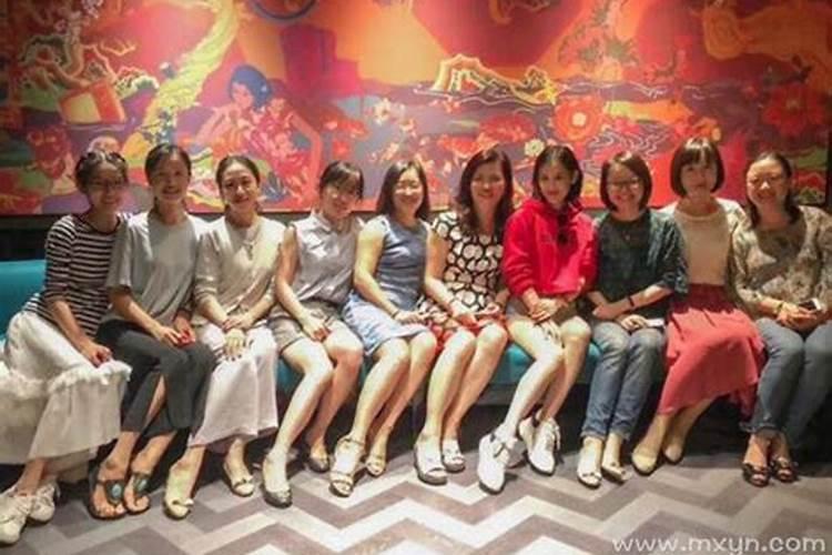 梦见多年未见的同学一起吃饭？