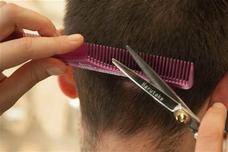 梦见妈妈给我剪头发是什么意思？