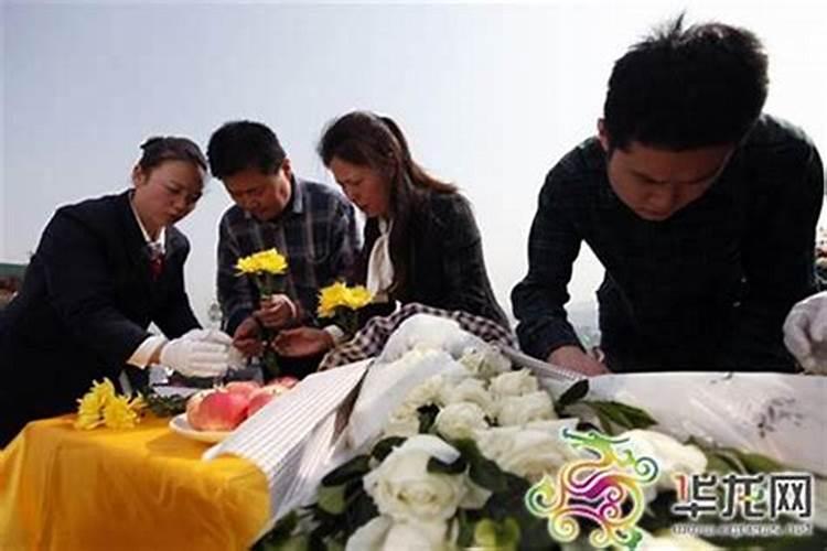给逝去的亲人做法事