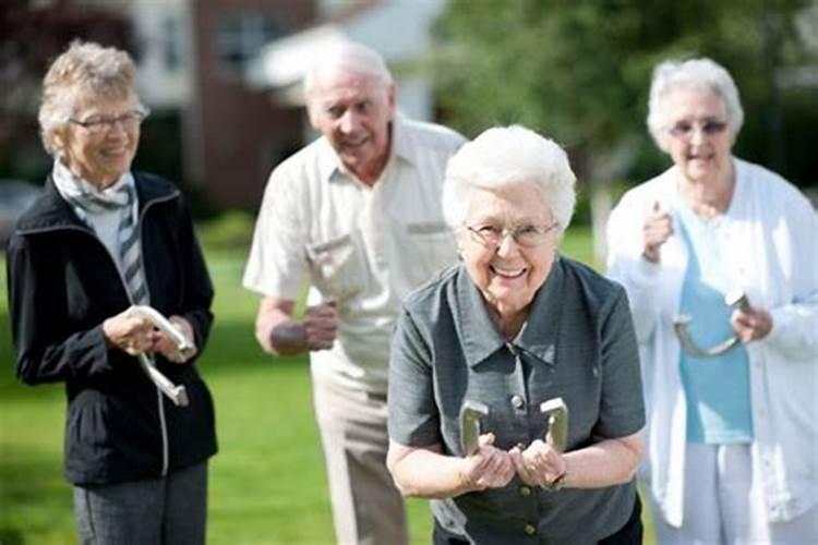 梦见很多老人来家里玩？