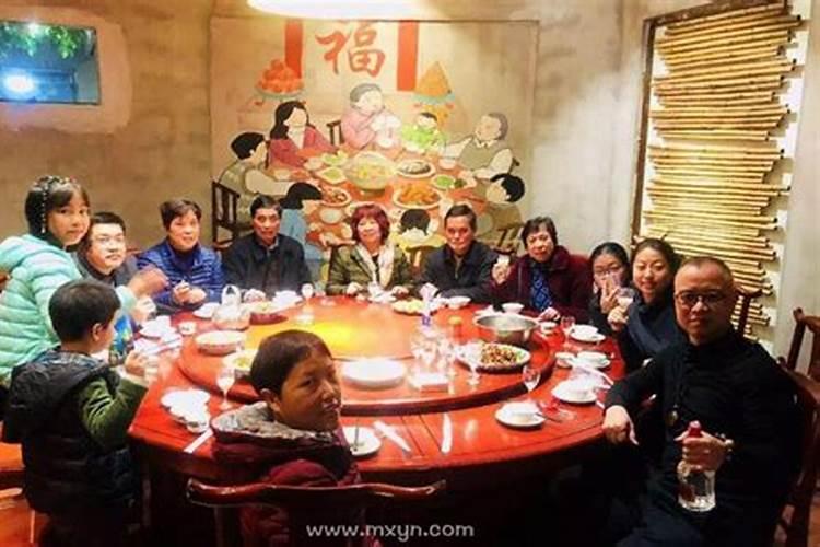 梦见很多人在一起吃饭还下雨？